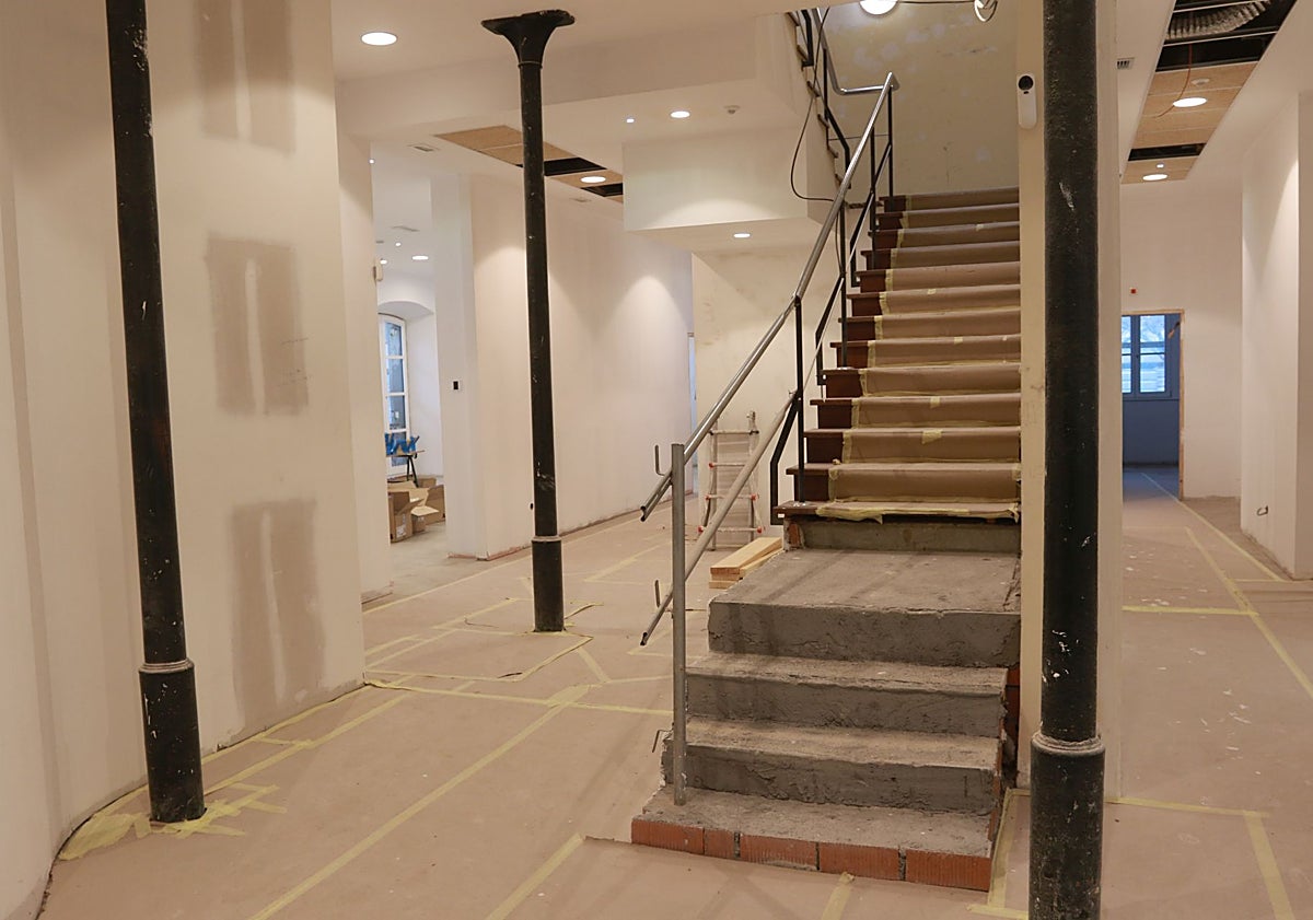 Imagen principal - Detalle de algunas de las dependencias interiores, como las zonas de literas y los baños.