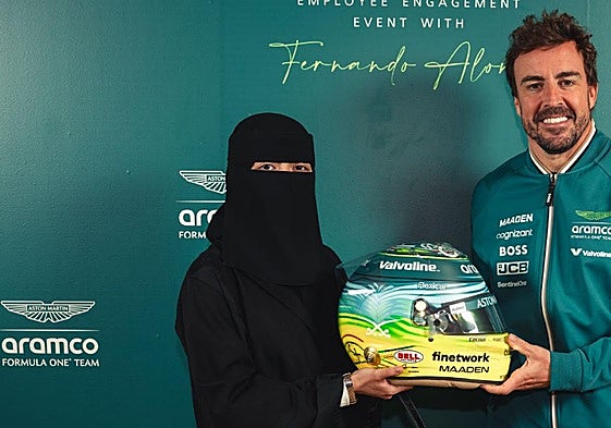 Sara Turkestani junto a Fernando Alonso en la presentación del casco.