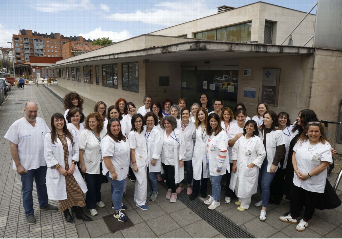 Foto de familia del personal del centro de salud de Contrueces, con su coordinador, Juan Enrique Cima, a la izquierda.