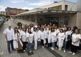 Foto de familia del personal del centro de salud de Contrueces, con su coordinador, Juan Enrique Cima, a la izquierda.