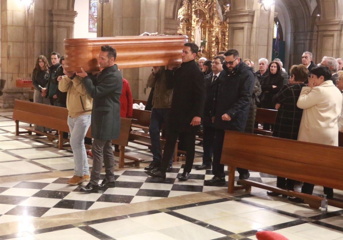 El féretro, a su llegada a la iglesia de San José.