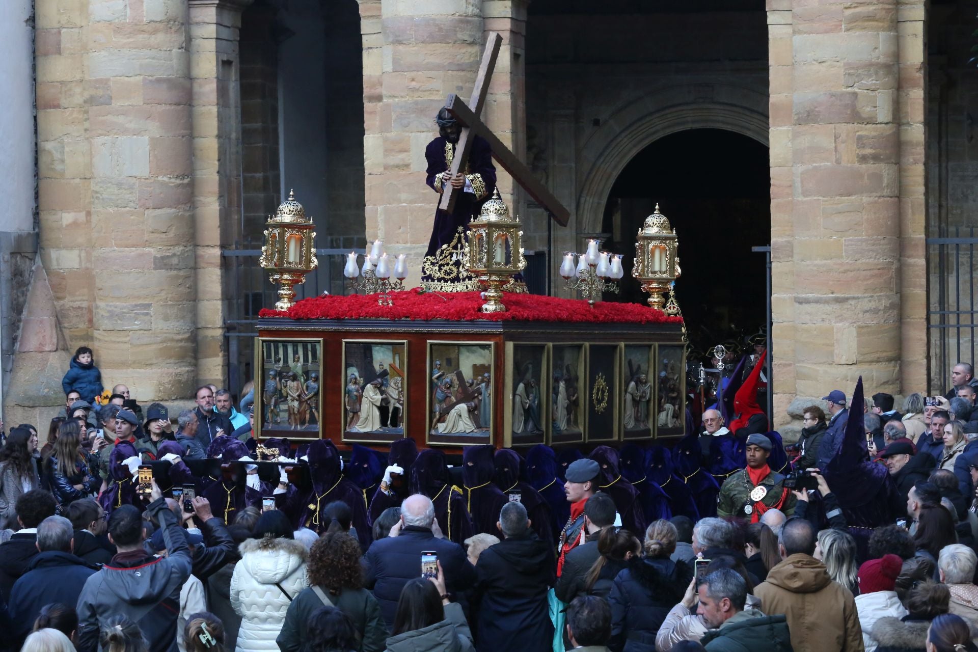 Procesión de la Hermandad y Cofradía de Nuestro Padre Jesús Nazareno de Oviedo