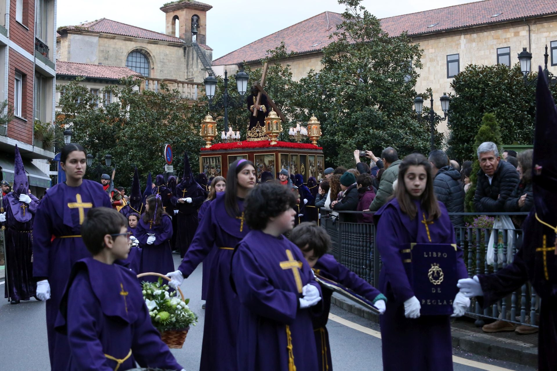 Procesión de la Hermandad y Cofradía de Nuestro Padre Jesús Nazareno de Oviedo