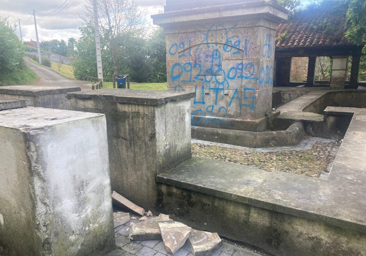 Nuevos actos de vandalismo contra la fuente de Isabel II, en Gijón