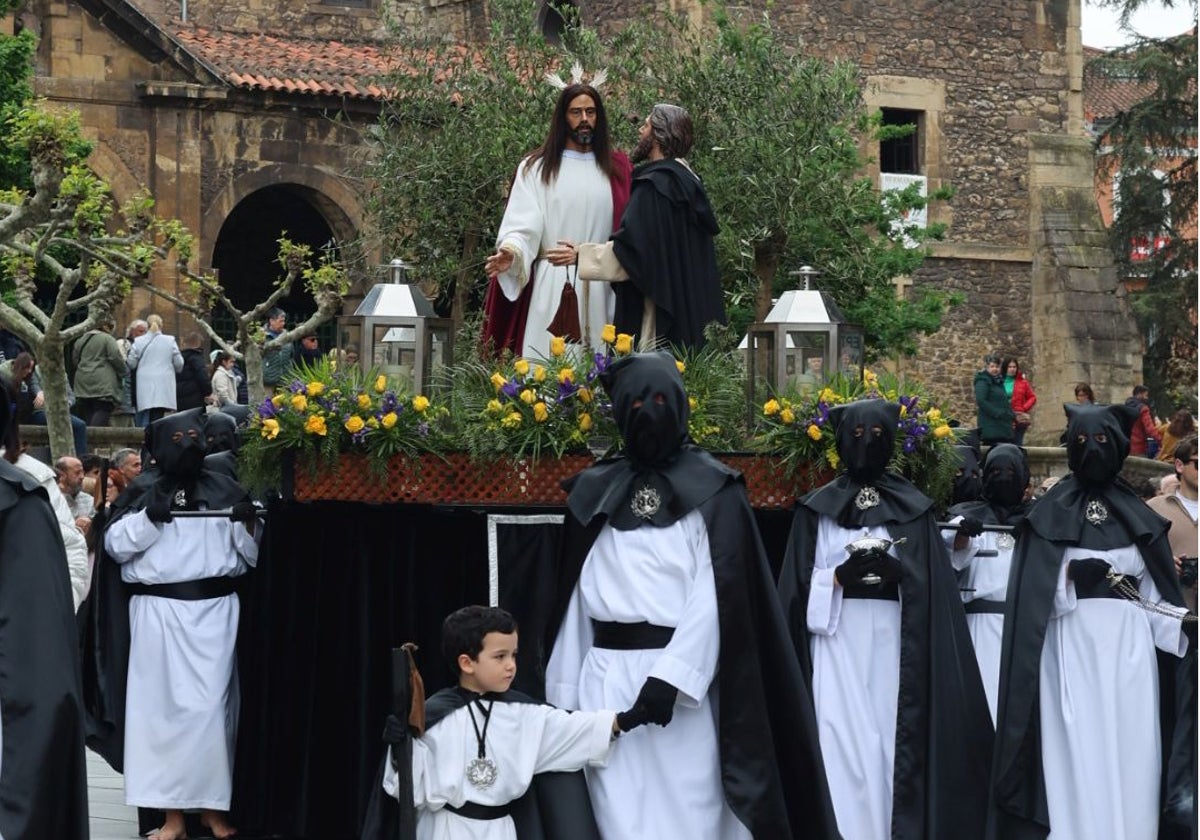 El único paso de la procesión recoge el momento de la entrega de Cristo.