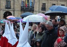 El tiempo impuso su norma y obligó a recortar la procesión del Silencio.