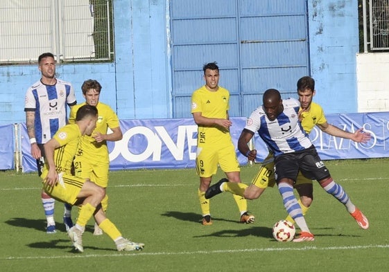 Babin, durante su incursión ofensiva en el derbi frente al Langreo, ante la mirada de Kevin Bautista.