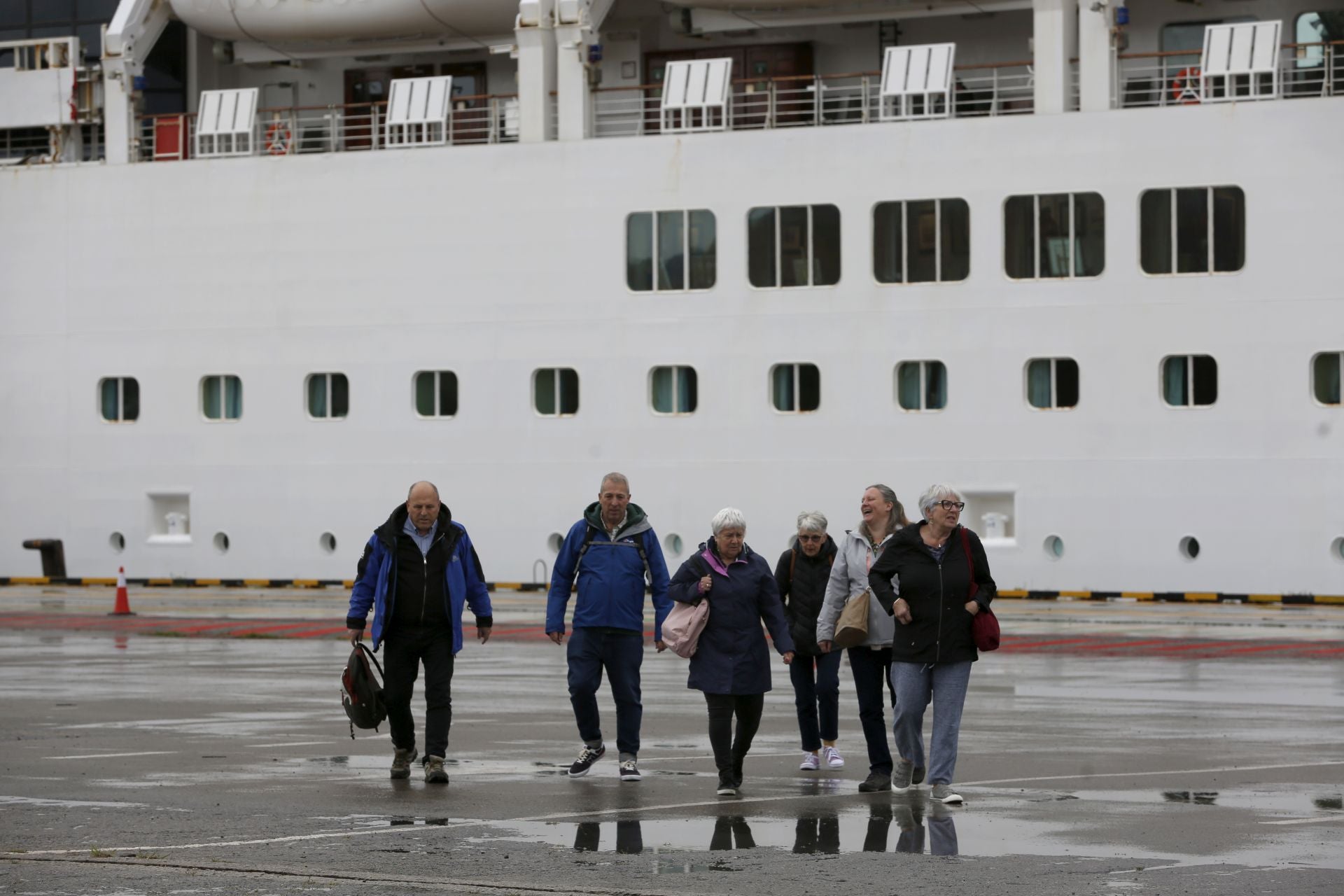 Gijón se llena de británicos con la llegada del primer gran crucero de la temporada