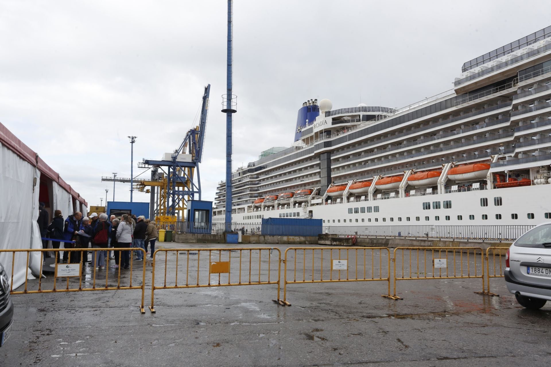 Gijón se llena de británicos con la llegada del primer gran crucero de la temporada