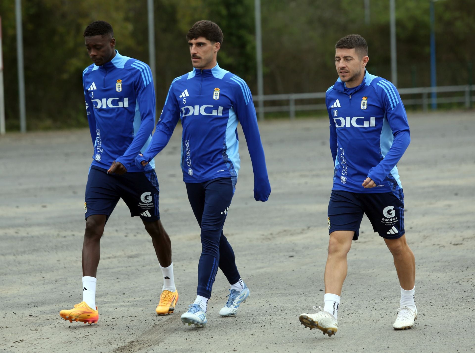 Firma de autógrafos y entrenamiento de los jugadores del Real Oviedo