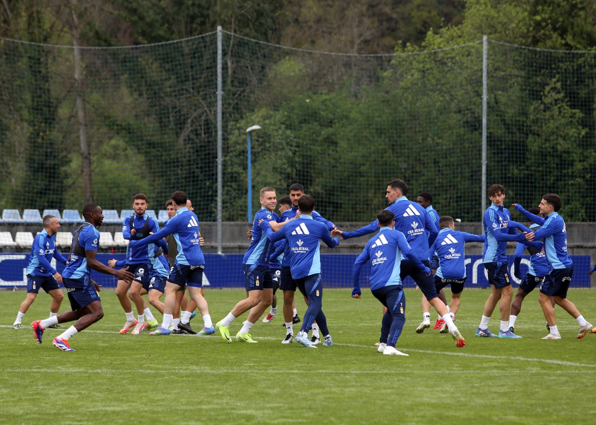 Firma de autógrafos y entrenamiento de los jugadores del Real Oviedo