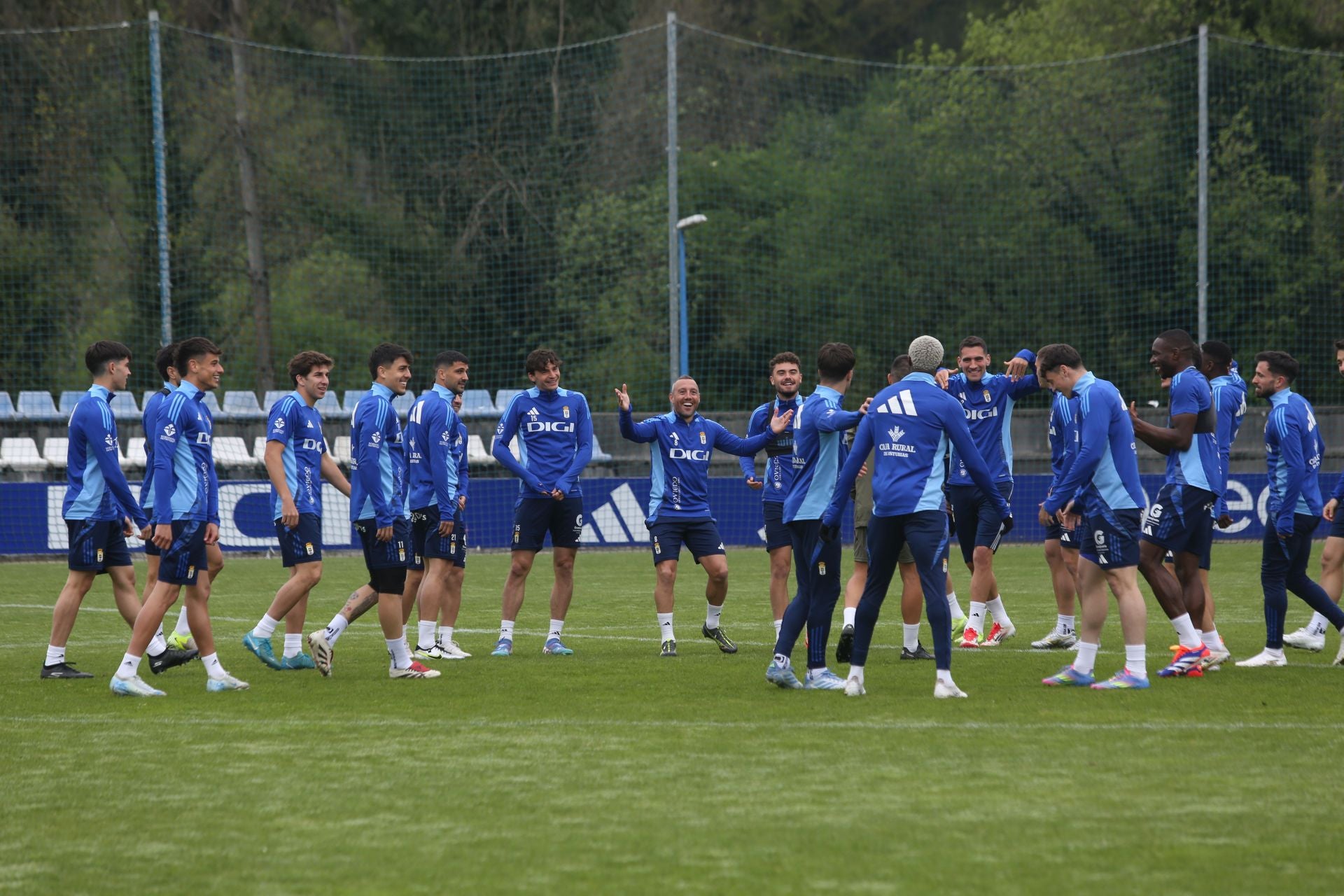 Firma de autógrafos y entrenamiento de los jugadores del Real Oviedo