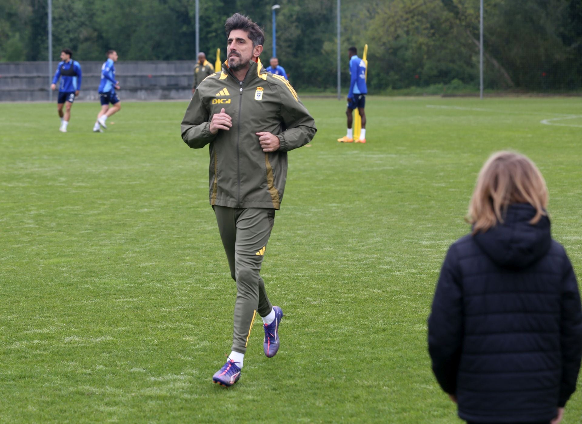 Firma de autógrafos y entrenamiento de los jugadores del Real Oviedo