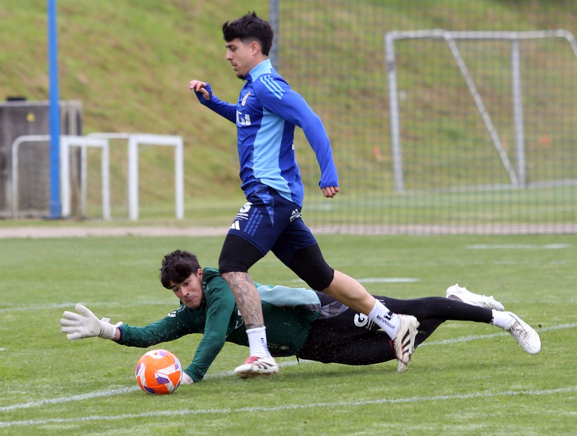 Firma de autógrafos y entrenamiento de los jugadores del Real Oviedo