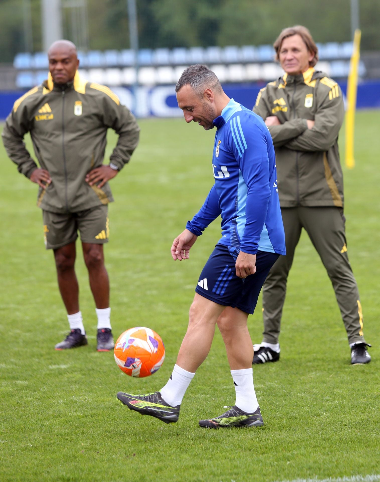 Firma de autógrafos y entrenamiento de los jugadores del Real Oviedo