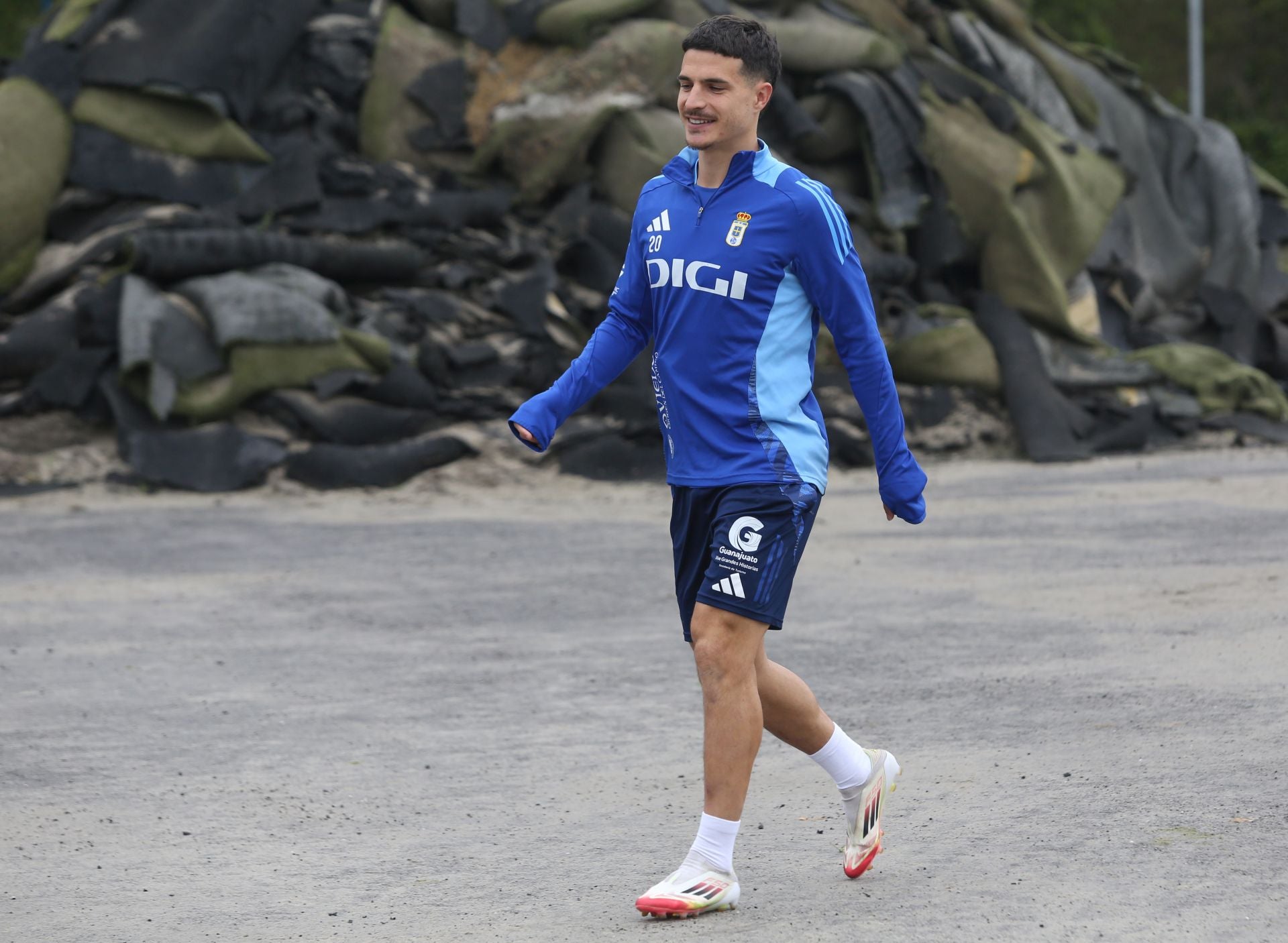 Firma de autógrafos y entrenamiento de los jugadores del Real Oviedo