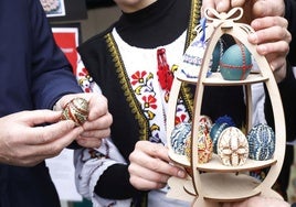 Huevos pintados por la pascua ortodoxa rumana, elaborados por integrantes de la Asociación Cultural Balada, que reúne a la comunidad rumana de Asturias.
