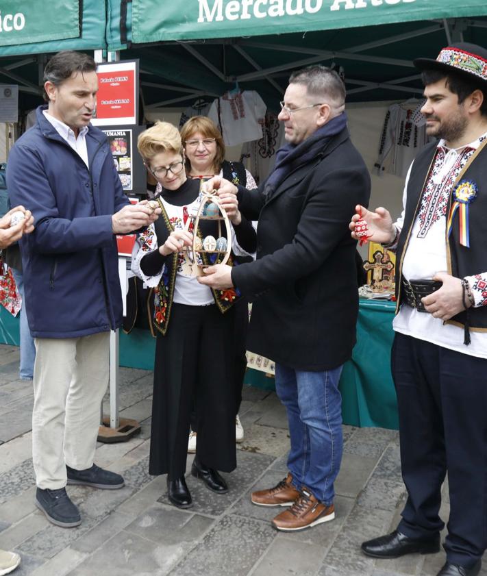 Imagen secundaria 2 - Los &#039;güevos pintos&#039; que unen Rumanía y Asturias por Pascua