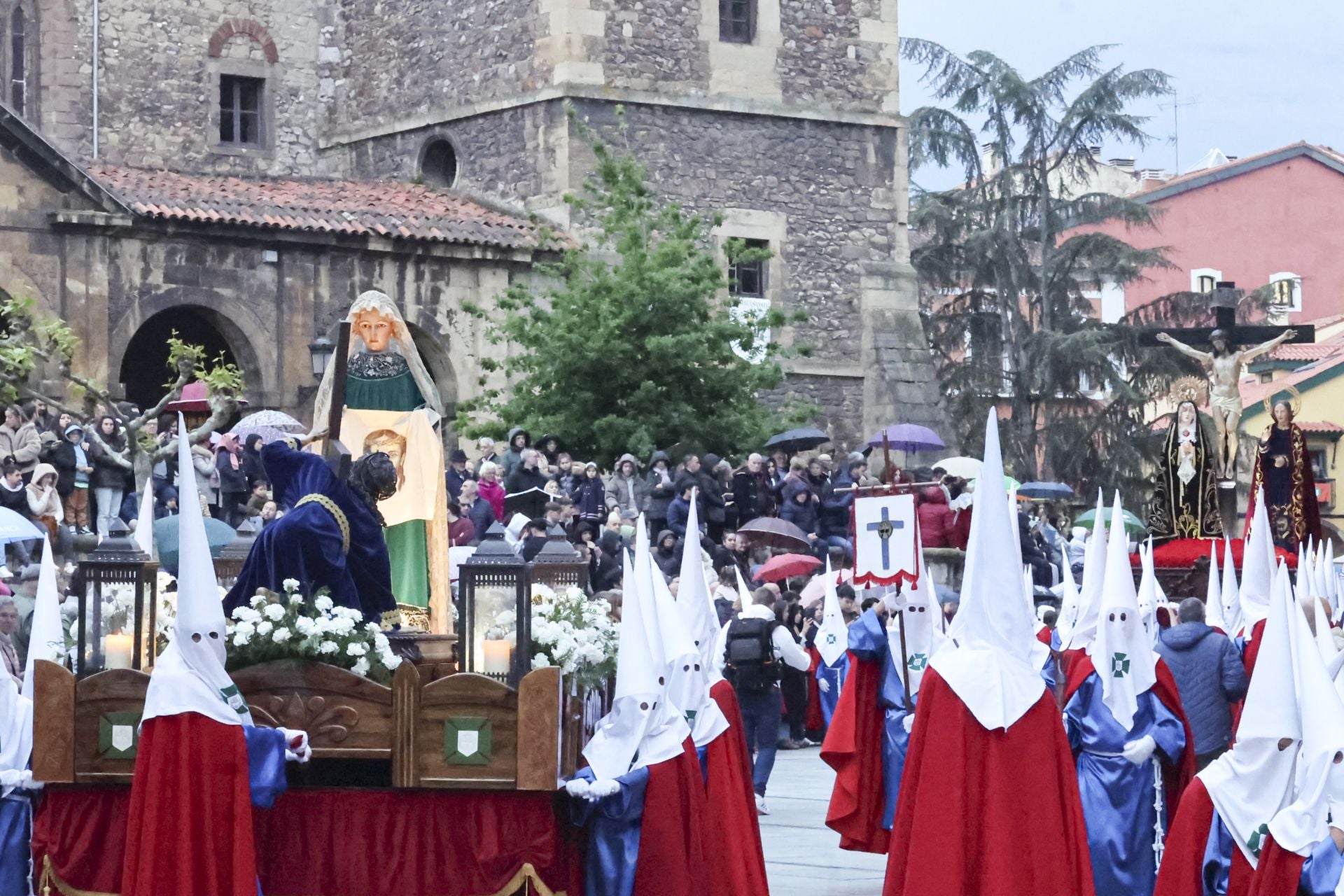 Avilés procesiona por Semana Santa