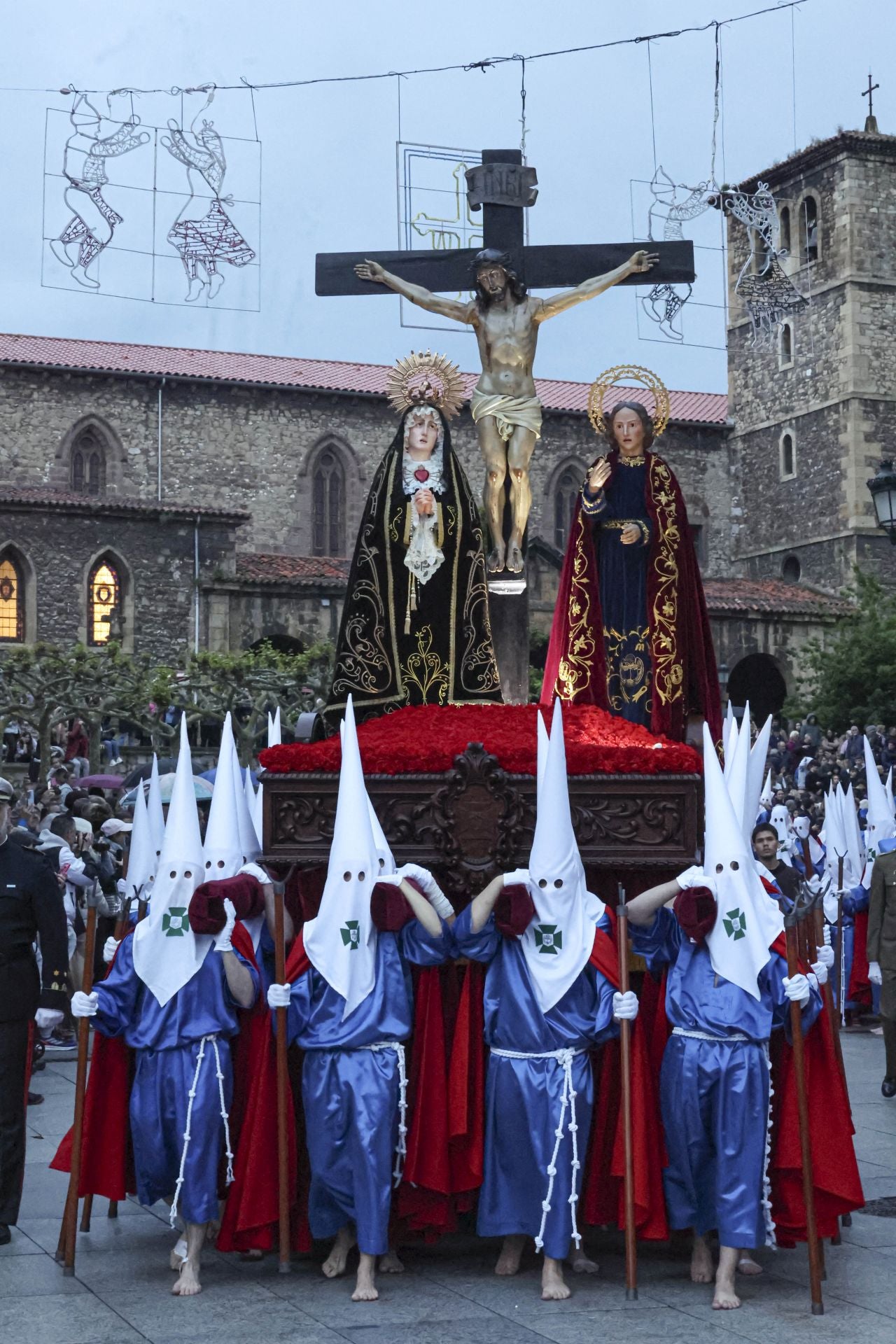 Avilés procesiona por Semana Santa