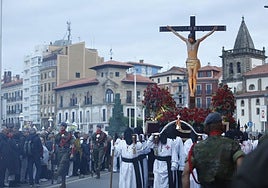 El Cristo de la Misericordia procesiona por Gijón