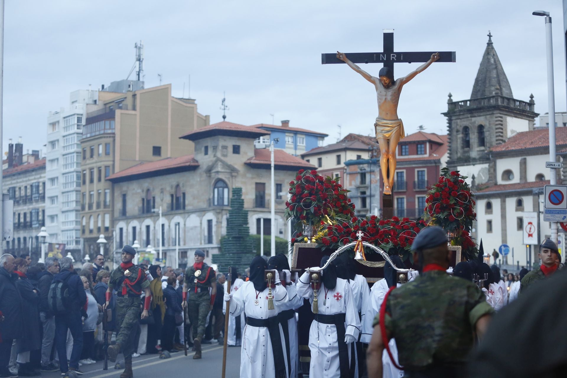 El Cristo de la Misericordia procesiona por Gijón