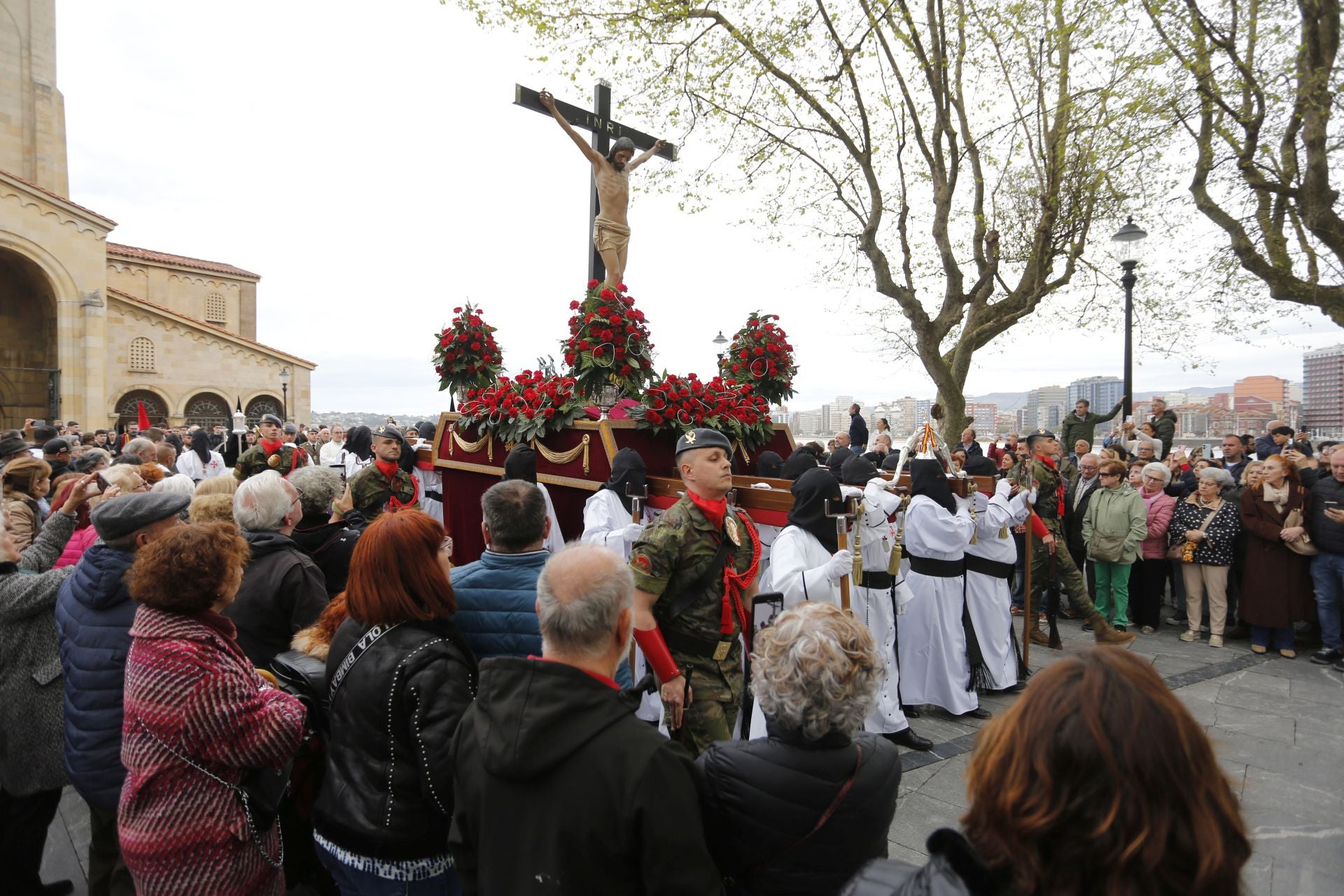 El Cristo de la Misericordia procesiona por Gijón