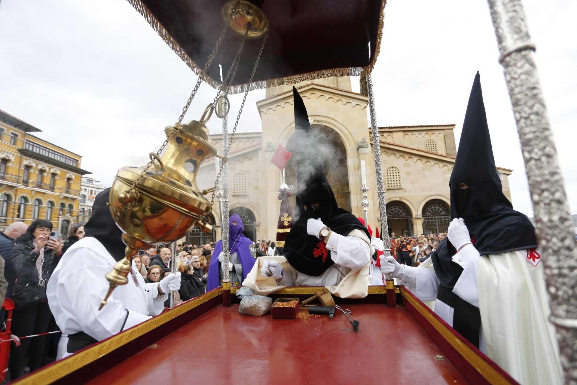 El Cristo de la Misericordia procesiona por Gijón