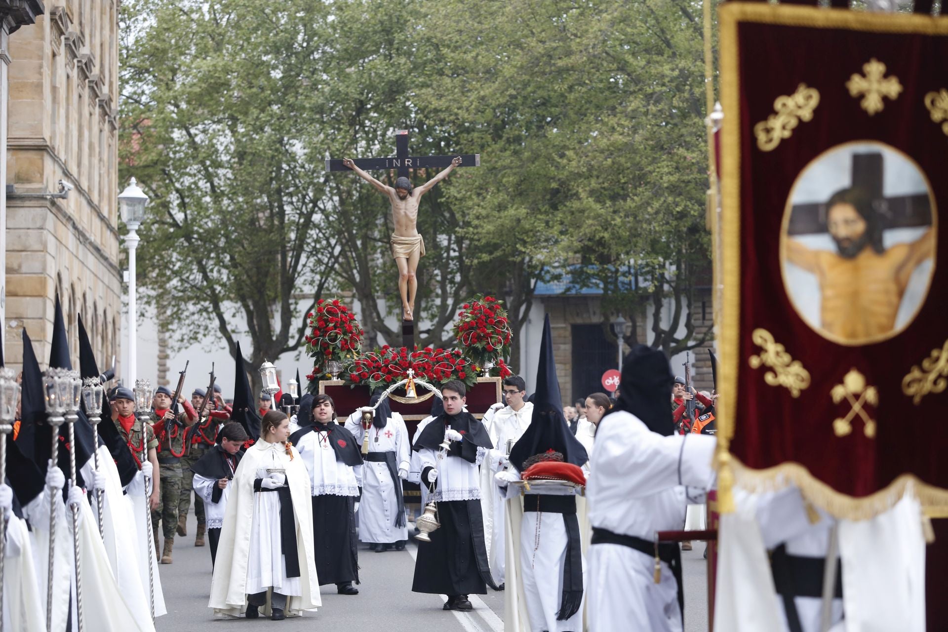 El Cristo de la Misericordia procesiona por Gijón