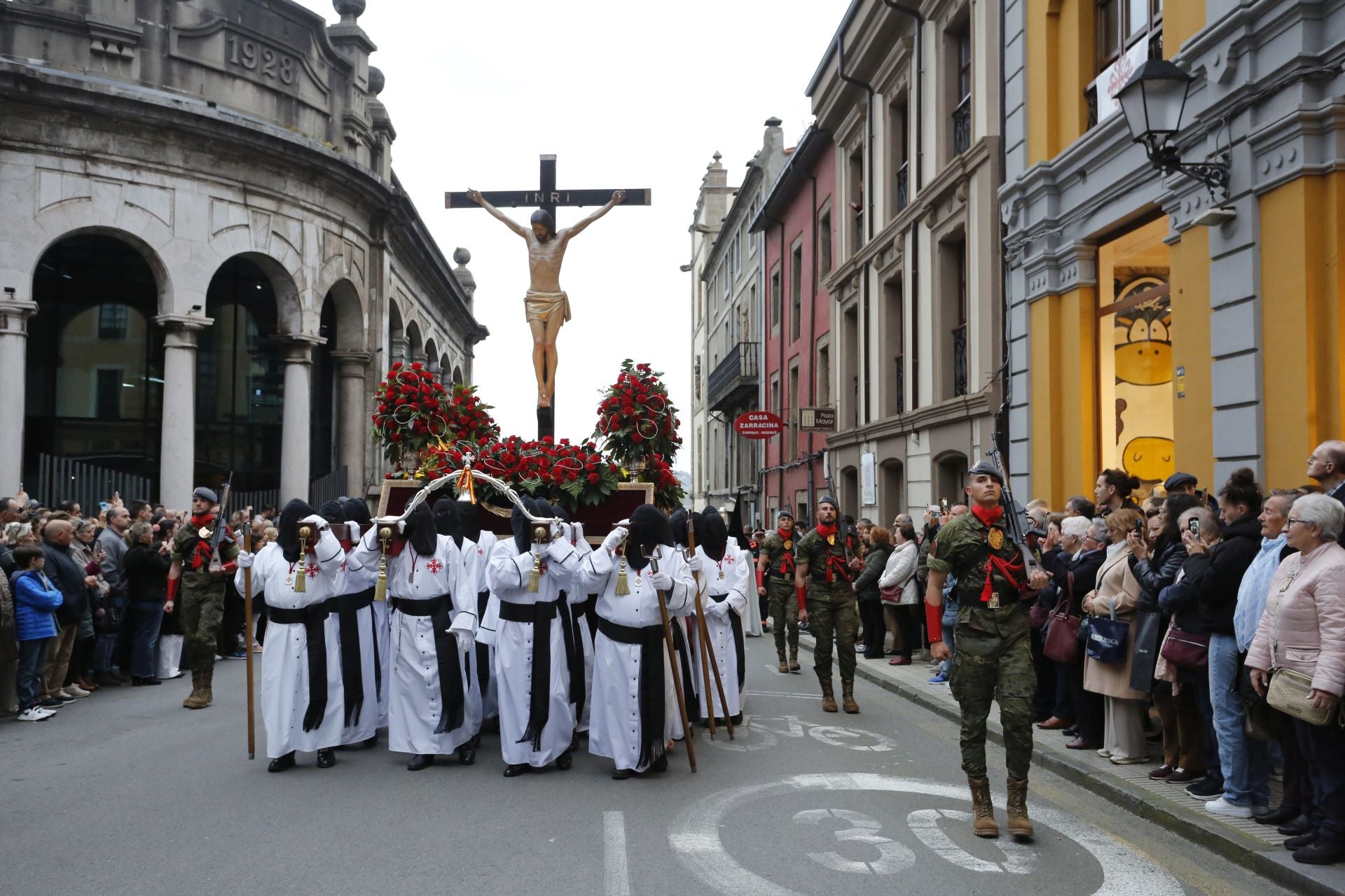 El Cristo de la Misericordia procesiona por Gijón