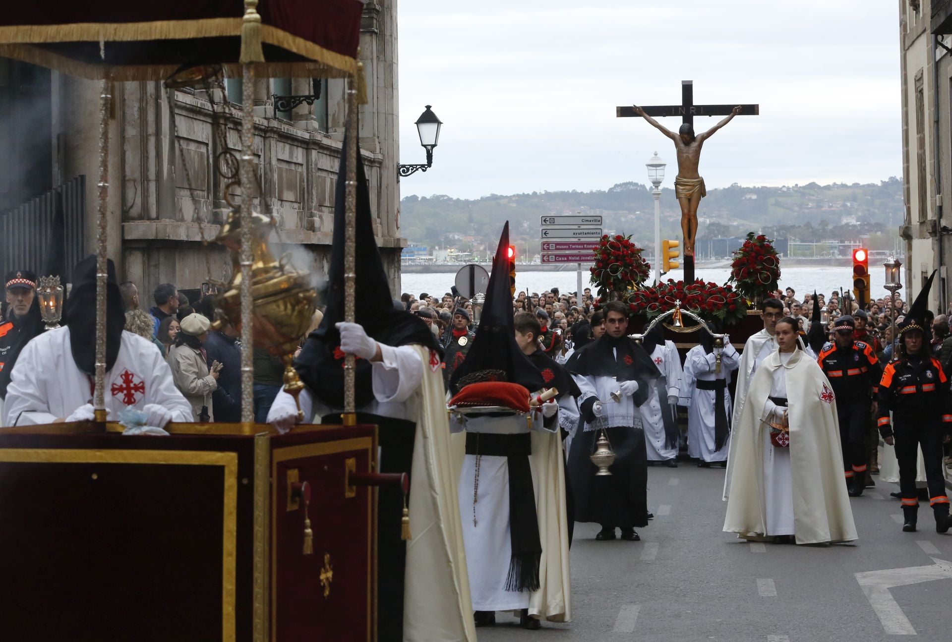 El Cristo de la Misericordia procesiona por Gijón