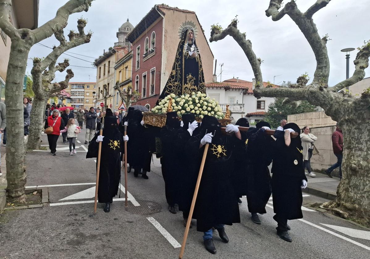 Los Nazarenos y la Dolorosa recorren las calles de Candás: «Son la tradición del pueblo»