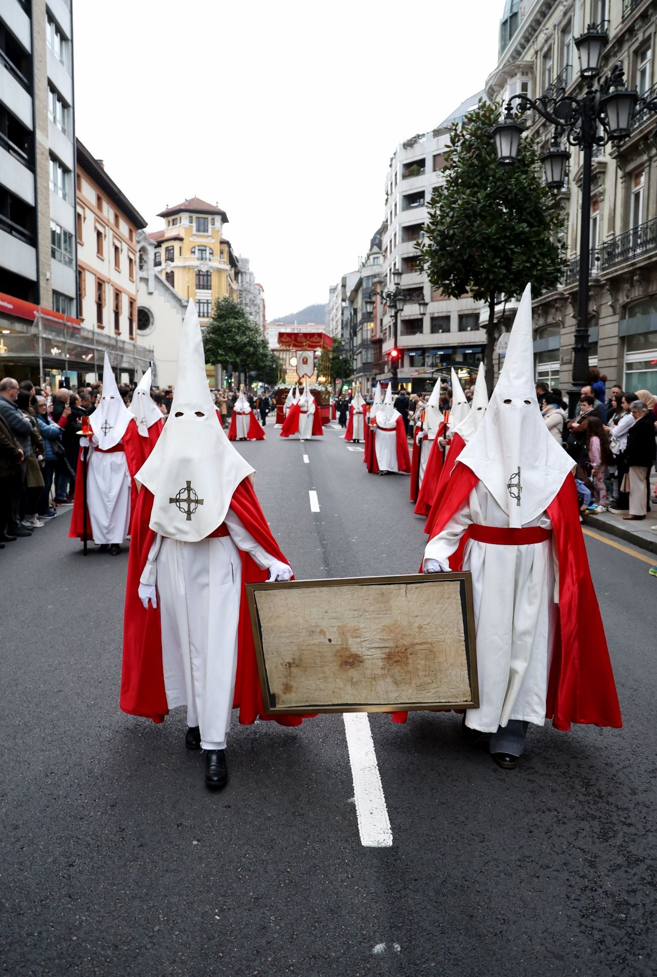 Jesús Cautivo recorre las calles de Oviedo