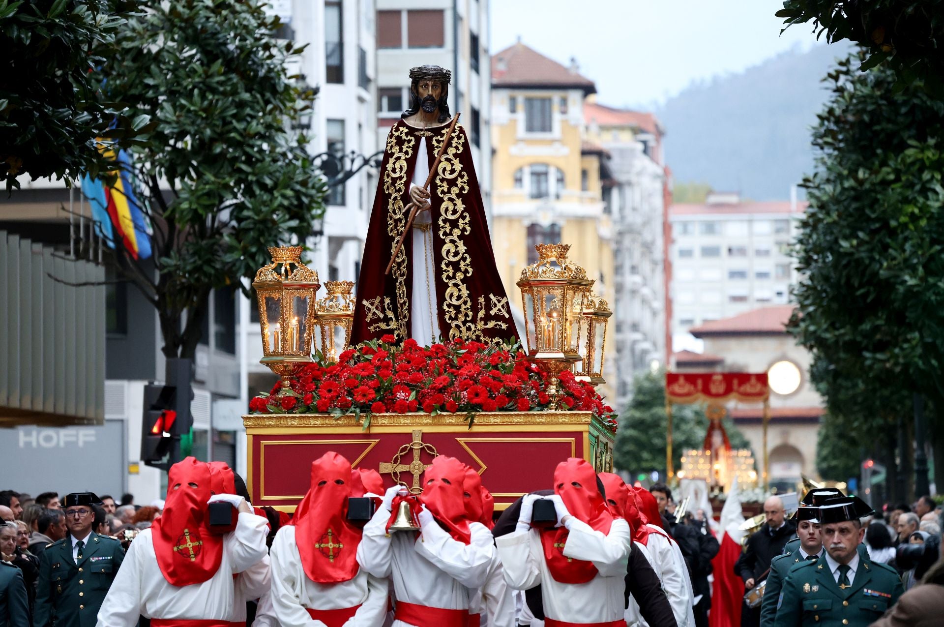 Jesús Cautivo recorre las calles de Oviedo