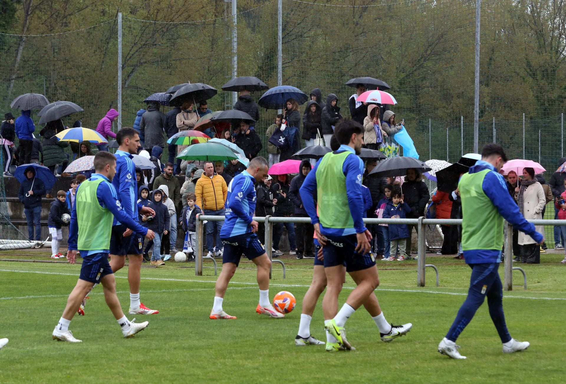 Los oviedistas más jóvenes, volcados con su equipo