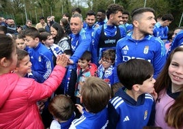 Los futbolistas del Oviedo posaron con los jóvenes que ayer se acercaron a El Requexón a ver a sus ídolos.