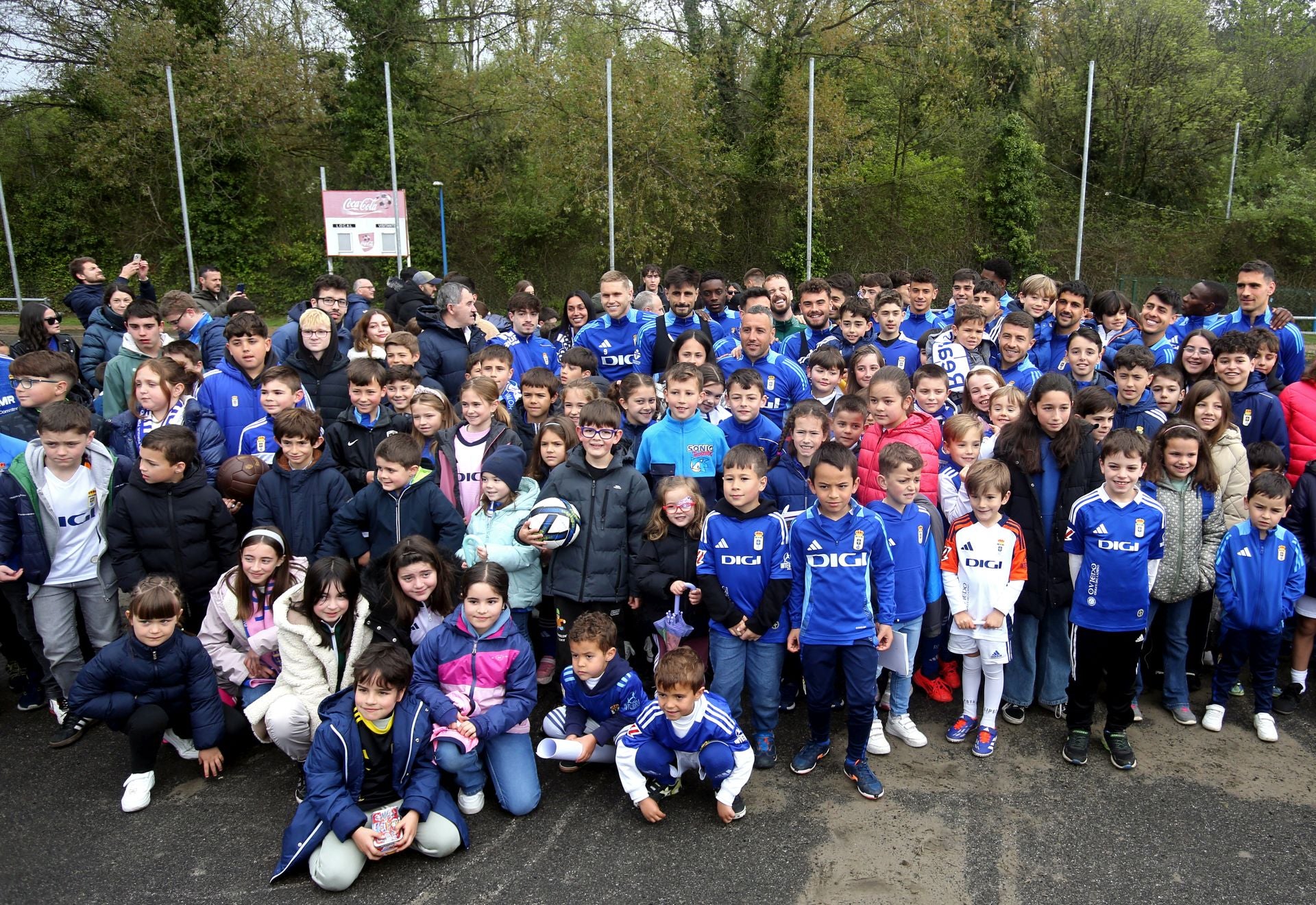 Los oviedistas más jóvenes, volcados con su equipo
