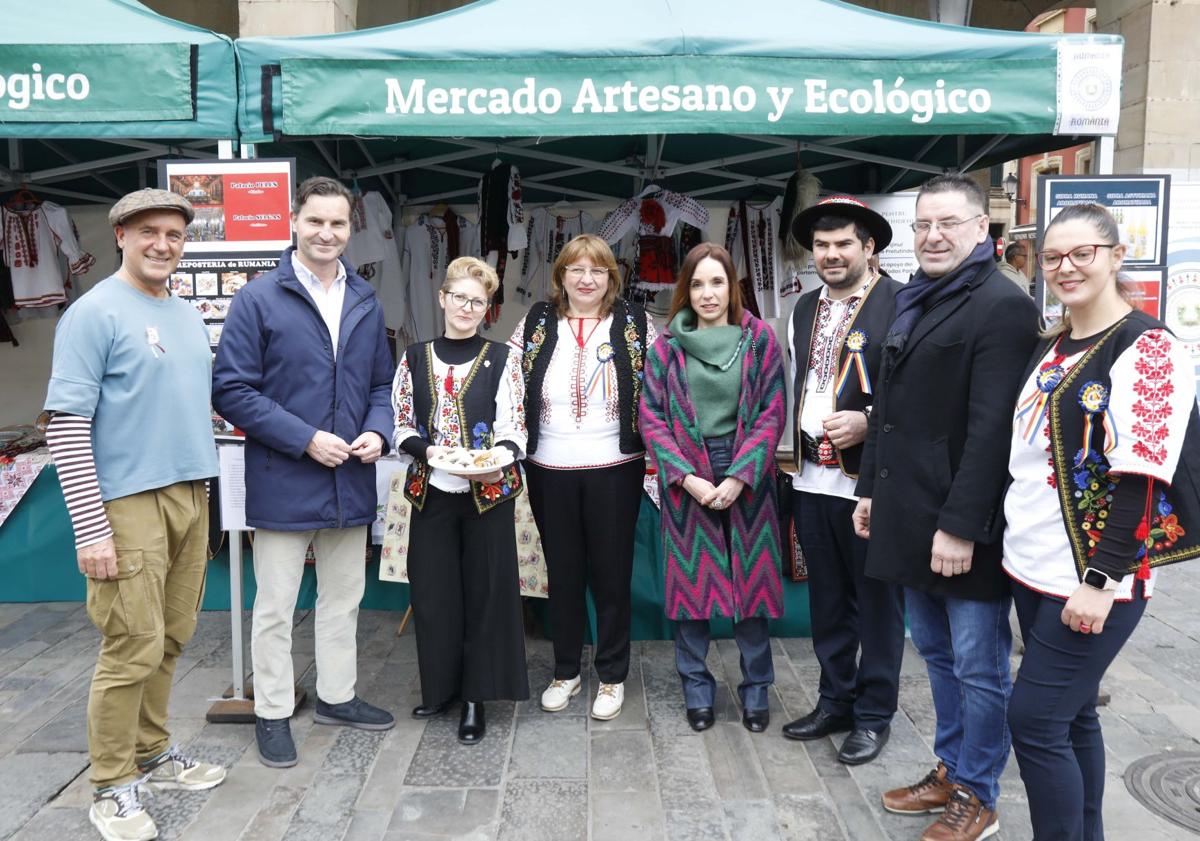 Imagen principal - Los &#039;güevos pintos&#039; que unen Rumanía y Asturias por Pascua