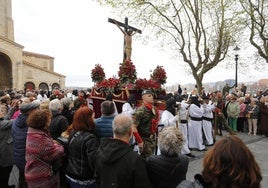 El paso del Cristo de la Misericordia porteado por veinticuatro hermanos de la cofradía de la Santa Misericordia y custodiado por el Regimiento Príncipe