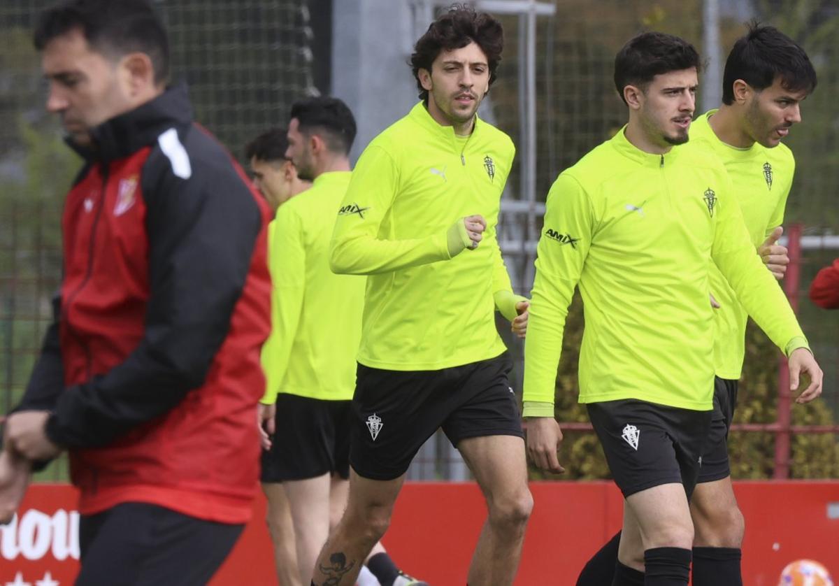 Gelabert encuentra su sitio en el campo con el Sporting de Gijón