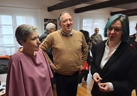 La maestra azabachera, María Pérez; el alcalde Villaviciosa, Alejandro Vega; y la presidenta de la Asociación Azabache Jurásico de Villaviciosa, Svetlana 'Sveta' Poutilina