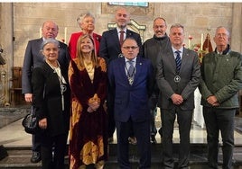 Miembros de la Hermandad del Santo Entierro, en el pregón y misa que dieron inicio a la Semana Santa.