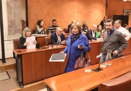 La alcaidesa, Mariví Monteserín, entra en el salón de plenos seguida del portavoz socialista, Manuel Campa.