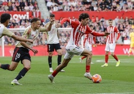 Gelabert conduce el balón ante la presión de varios rivales.