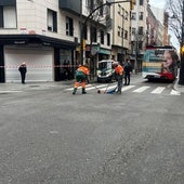 Un autobús embiste a un vehículo que apuró un semáforo en la avenida Schulz, en Gijón