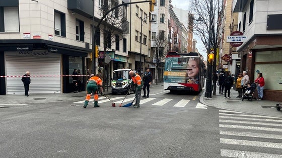 Un autobús embiste a un vehículo que apuró un semáforo en la avenida Schulz, en Gijón