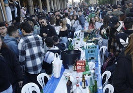 Asistentes a la Comida en la Calle de Avilés.