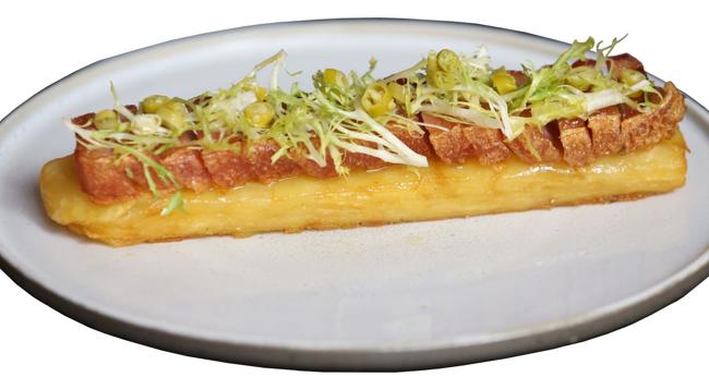 Milhojas de patatas con torreznos de La esquina del Peso, en Oviedo.