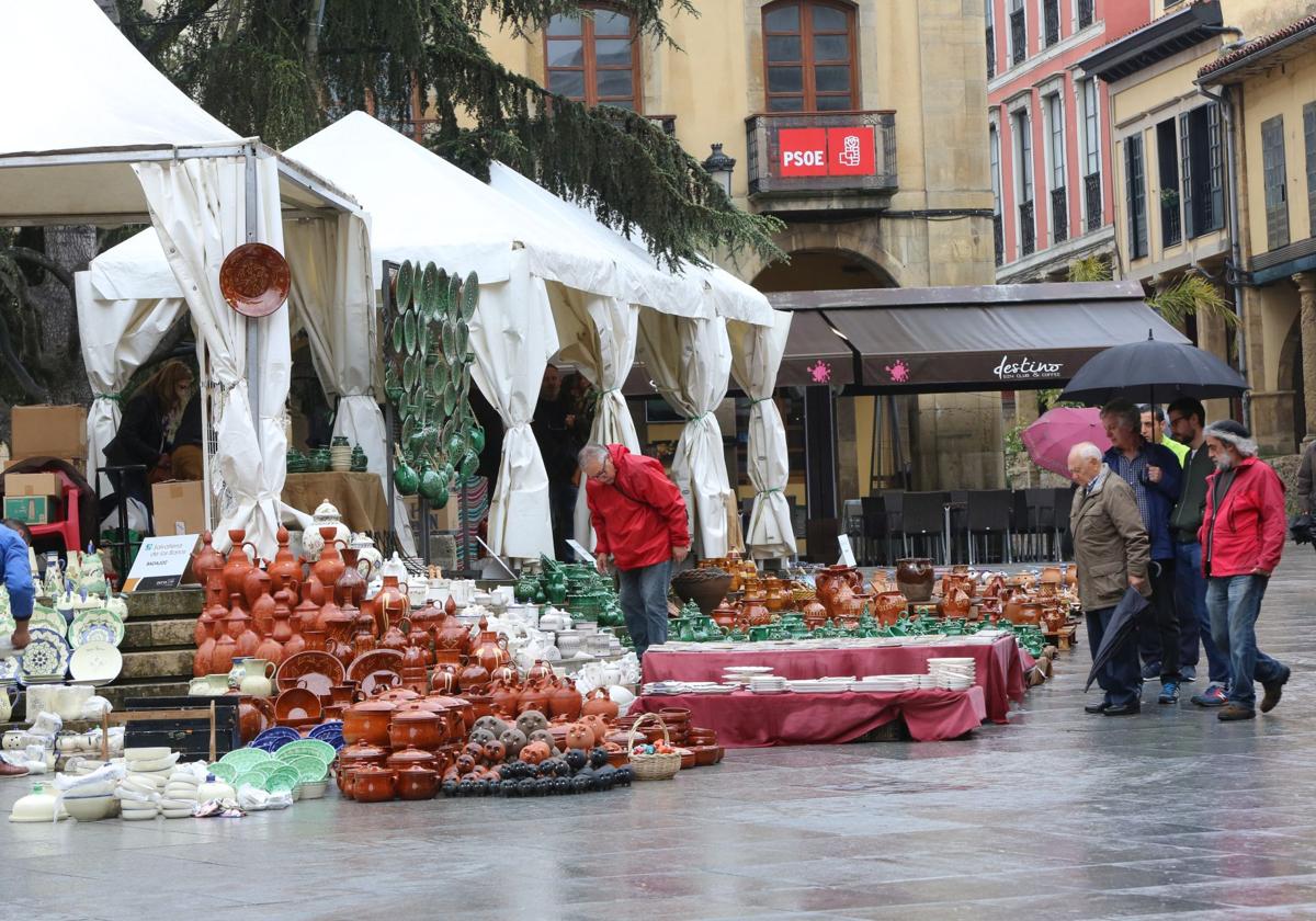 La Feria de Alfarería Tradicional Villa Avilés reúne a catorce artesanos