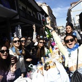 Un grupo de jóvenes, en la Comida en la Calle de Avilés en 2024, culmen de las Fiestas del Bollo.